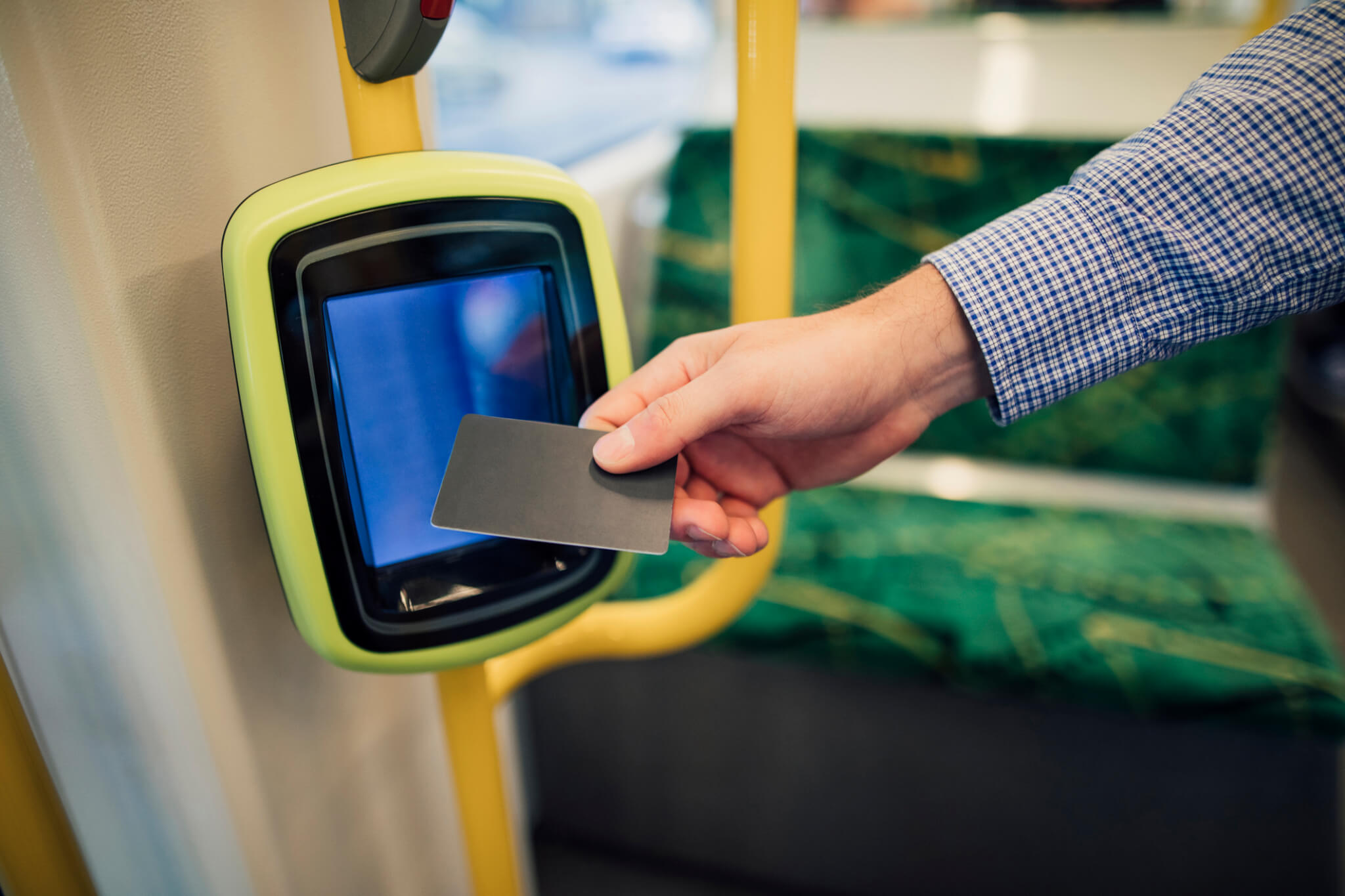 Paying using contactless card technology: the latest access means to public transport